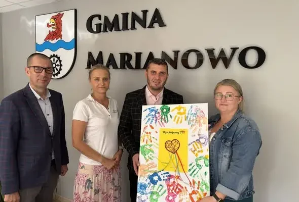 Rotary Club Stargard podarował gminie Marianowo pamiątkę z kolonii letnich