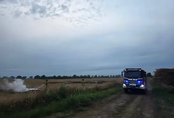 Pożar ścierniska w Ognicy. Strażacy z Dobrzan w akcji