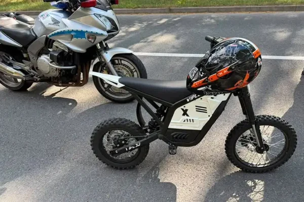 Nastolatek na crossie zatrzymany przez policjantów. Nie miał uprawnień, motocykl nie miał OC ani tablic