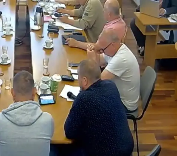 Radni oglądali mecz podczas sesji? Burzliwe pytania po publikacji nagrania z Ińska