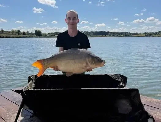 Słoneczne popołudnie i nowy rekord życiowy – Bartek złowił lustrzenia na Chociwel Carp Lake