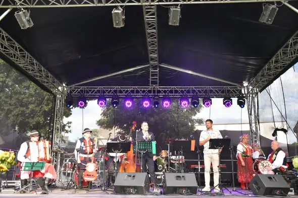 Dożynki Gminne w Dobrzanach: święto plonów, konkurs wieńców i koncert Szymona Wydry