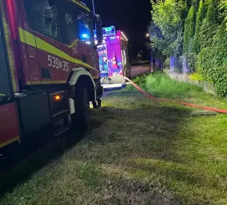 Pożar baraku w Bytowie – strażacy walczyli z ogniem w nocy