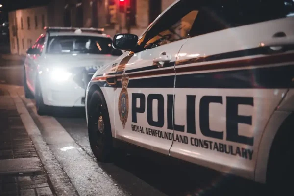Policjanci z Ińska odzyskali skradzioną przyczepę kempingową. 22-latek zatrzymany