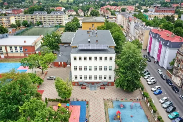 Mali ekolodzy z klas 1–3 posprzątali otoczenie szkoły w ramach akcji „Sprzątanie Świata”