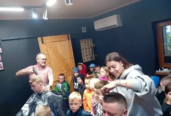 Dzień Fryzjera w zerówce: przedszkolaki odwiedziły salon Artura Kowalskiego