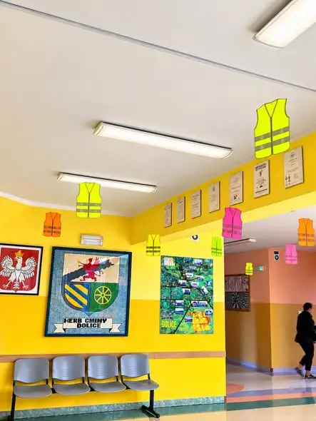 Odblaskowa Szkoła: kolorowe kamizelki odblaskowe wykonane przez nauczycieli