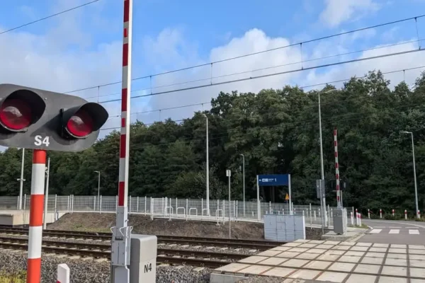 Jak bezpiecznie zachować się na przejeździe kolejowym? Policja radzi
