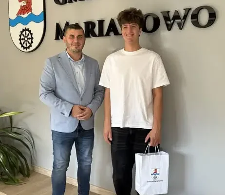 Kacper Bartnicki z Marianowa – 18-letni mistrz hulajnogi wyczynowej w urzędzie gminy
