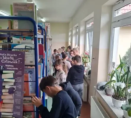 Uczniowie klasy 4b odwiedzili bibliotekę szkolną