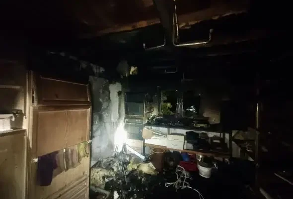 Pożar kuchni letniej w Dobrzanach – szybka akcja strażaków zapobiegła tragedii