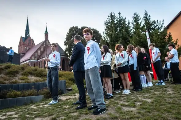 Uczniowie z Chociwla wzięli udział w żywej lekcji historii na uroczystości nadania imienia „Skwer Niezłomnych”