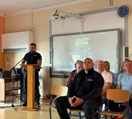 Odblaskowa Szkoła 2026: policjanci z Dolic rozmawiali z rodzicami o bezpieczeństwie dzieci