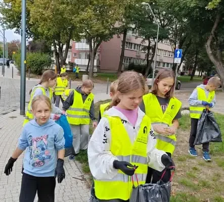 Uczniowie klasy 4a ze Stargardu posprzątali okolice szkoły w ramach akcji „Sprzątanie Świata”
