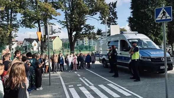 Stargardzcy policjanci uczą dzieci bezpieczeństwa na drodze
