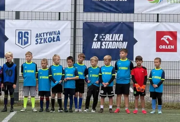 Turniej piłki nożnej na Orliku w Marianowie z okazji otwarcia nowej sali sportowej