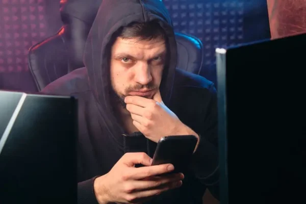 Oszust z WhatsAppa obiecywał 145 tys. euro. Mieszkanka powiatu stargardzkiego straciła kody do kart podarunkowych