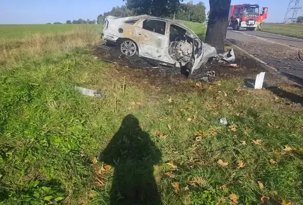 Tragiczny wypadek na DW 106 w Kicku – kierowca zginął w płonącym aucie