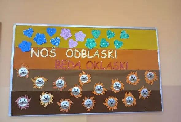 Uczniowie ze Szkoły Podstawowej w Dolicach tworzą gazetki o bezpieczeństwie na drodze