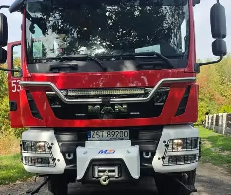 Drzewo powalone na drogę w Jęczydole – interwencja OSP Kobylanka