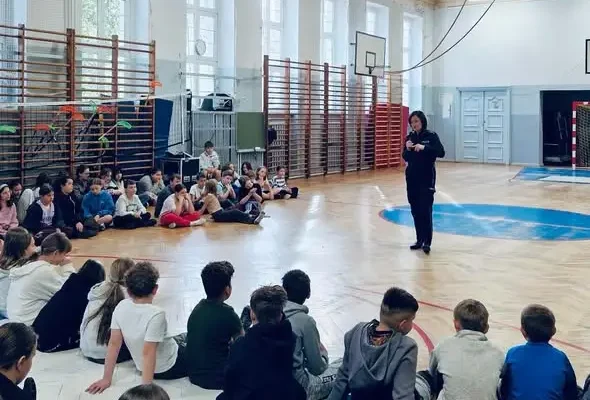 Policjantka ze Stargardu uczy młodzież, jak reagować na przemoc rówieśniczą