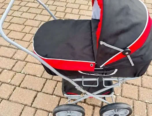 Wózek dla lalek z drugiej ręki czeka na nową właścicielkę w PSZOK-u