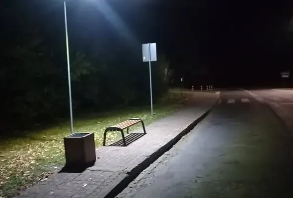 Nowe lampy na przejściu i przystanku w Starej Dąbrowie