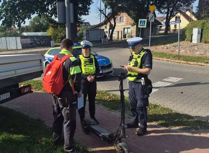 Stargard: Policja sprawdzała hulajnogistów i rowerzystów. Wręczali kaski