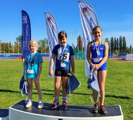 Młodzi lekkoatleci z Kobylanki przywieźli medale z Mistrzostw Małopolski U10 i U12