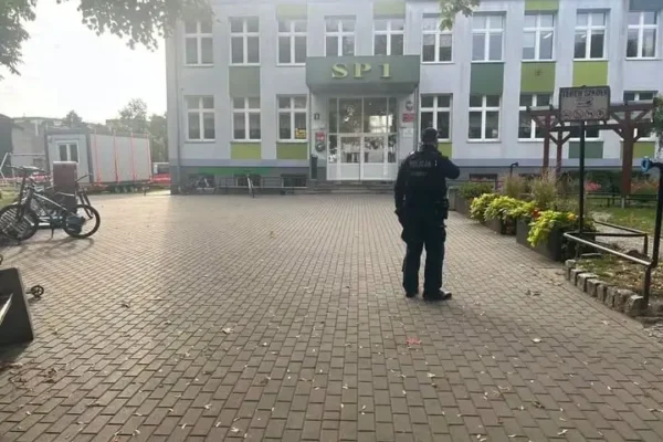 Policja ze Stargardu patroluje okolice szkół. Bezpieczeństwo uczniów priorytetem