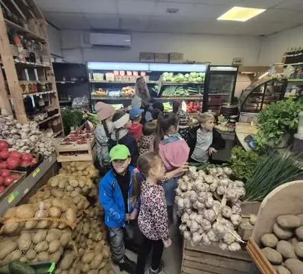Jesienna lekcja w klasie I A: jabłko, eksperymenty i racuchy