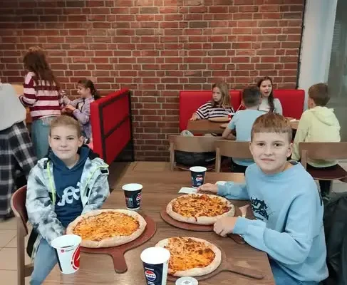 Klasa 4b ze Szkoły Podstawowej nr 10 na integracyjnym wyjściu do pizzerii