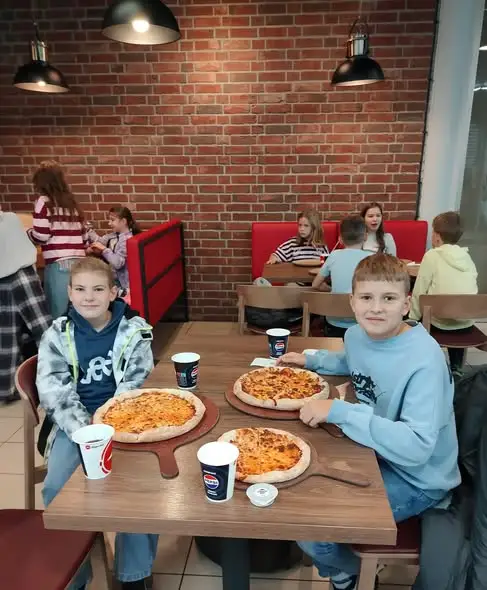 Klasa 4b ze Szkoły Podstawowej nr 10 na integracyjnym wyjściu do pizzerii
