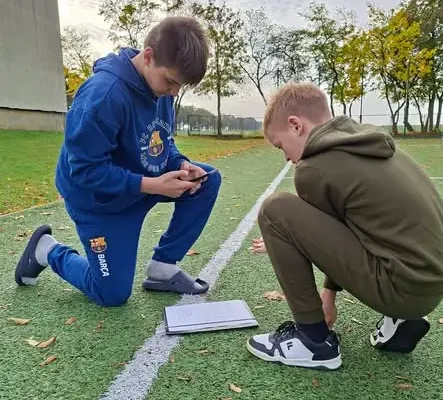 Jesienne bingo klasy 5B – lekcja wychowawcza na świeżym powietrzu