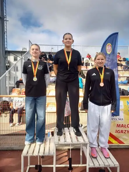 Lekkoatleci z UKS Kobylanka z medalami mistrzostw Małopolski w Tarnowie