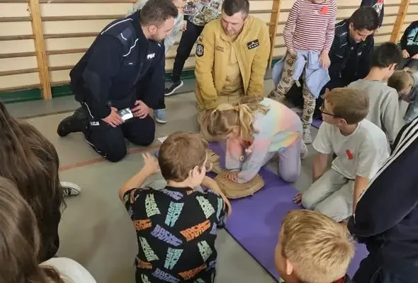 Policjanci z Dolic uczyli pierwszej pomocy w Rzeplinie