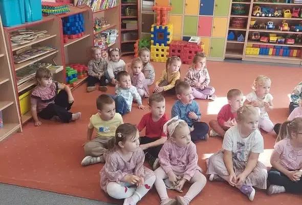 Leśnik odwiedził przedszkolaków. Dzieci poznały tajemnice lasu