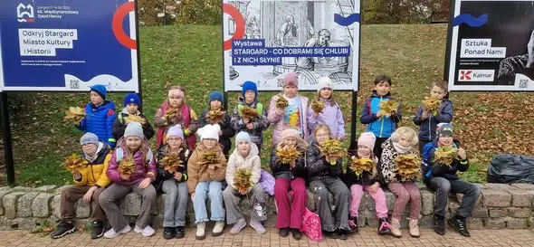 Uczniowie „Dwójki” odkrywali jesień w parku po spektaklu „Nieziemska Przygoda”
