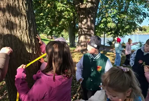 Uczniowie z Chociwia badali drzewa podczas lekcji terenowej