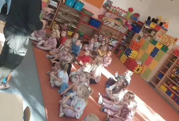 Leśnik Robert Kawa odwiedził przedszkolaków z gminy Chociwel