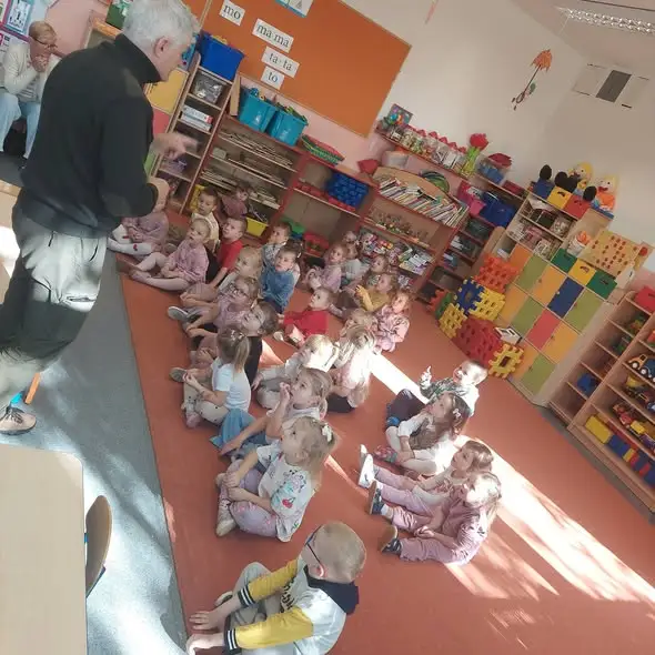 Leśnik Robert Kawa odwiedził przedszkolaków z gminy Chociwel