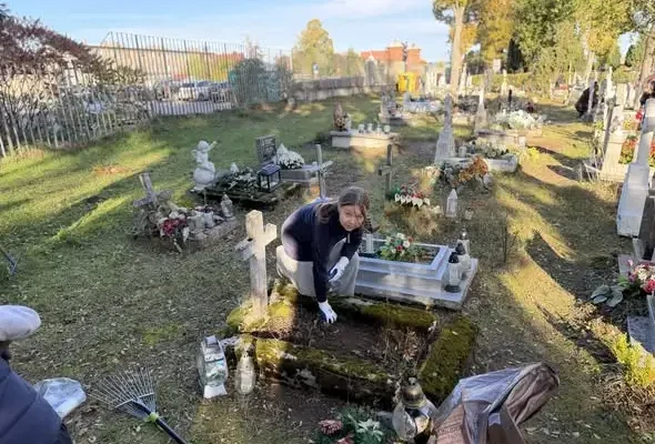 Uczniowie z Chociwla posprzątali zaniedbane groby dziecięce