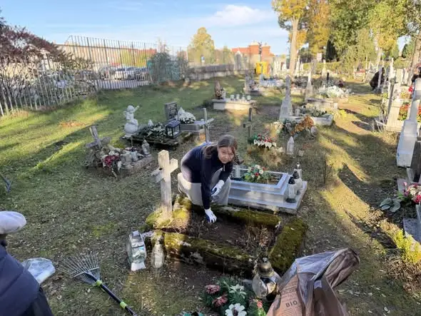 Uczniowie z Chociwla posprzątali zaniedbane groby dziecięce