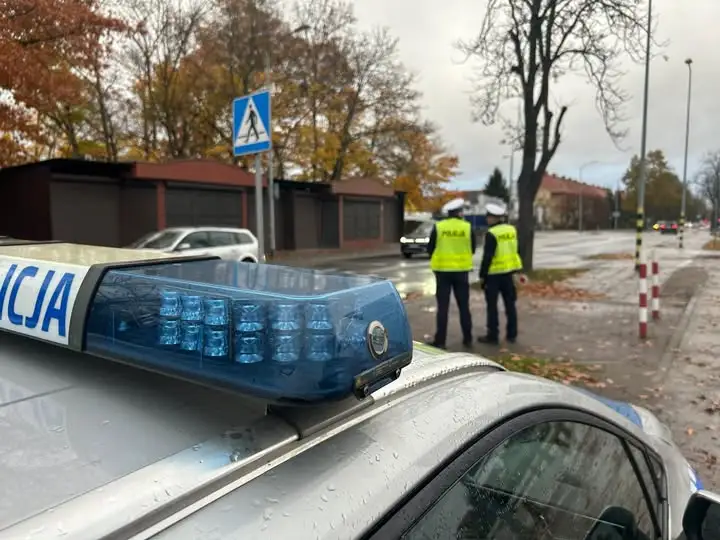 Jesienna aura na drogach. Policja ze Stargardu apeluje o rozwagę za kierownicą