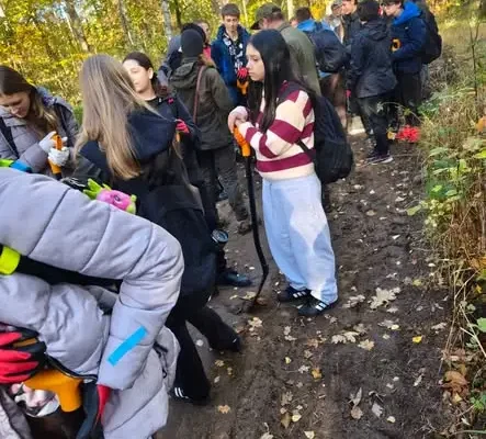 Szkoła w Dolicach sadziła drzewa pod patronatem Marszałka Województwa Zachodniopomorskiego