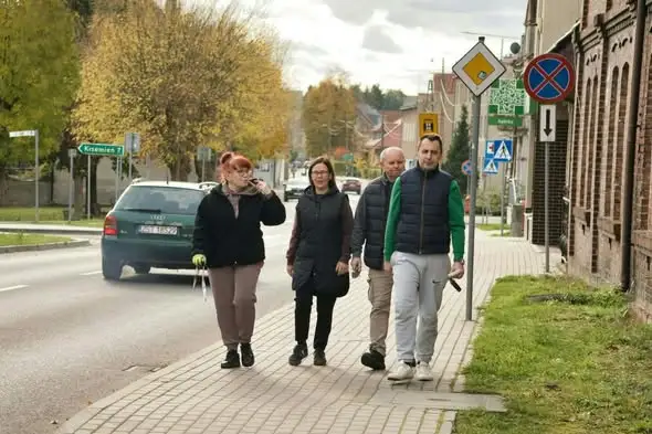 Dobrzany zakwitną krokusami – mieszkańcy posadzili cebulki jesienią