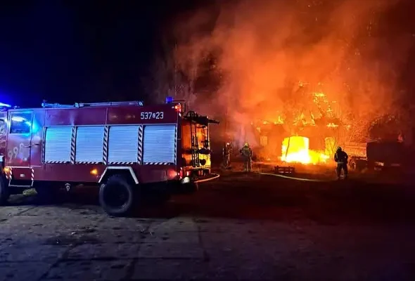 Pożar pustostanu w Nowej Dąbrowie – akcja strażaków