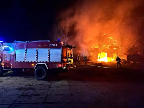 Pożar pustostanu w Nowej Dąbrowie – akcja strażaków