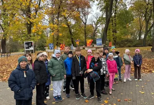 Uczniowie klasy 2d zapalili znicz pod pomnikiem Jana Pawła II