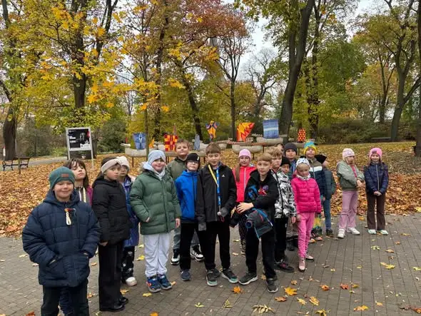 Uczniowie klasy 2d zapalili znicz pod pomnikiem Jana Pawła II